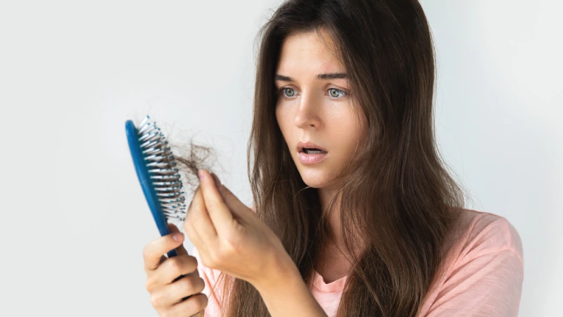 Saç Dökülmesi Nasıl Önlenir?- aşırı saç dökülmesi yaşayan kadın