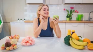 Şekersiz Beslenmenin Şaşırtıcı Etkileri- elinde elma olan kadın