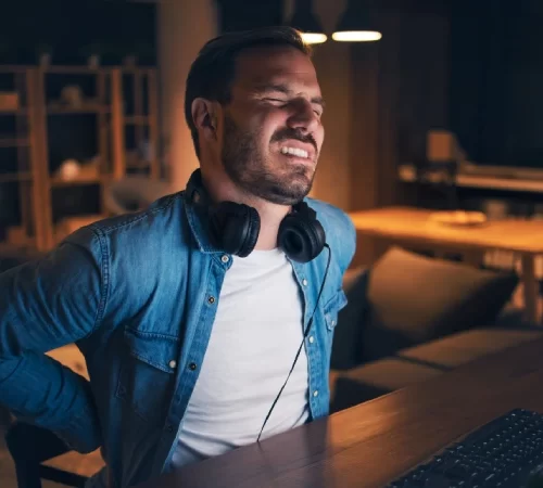 Sırt Ağrısı Nasıl Geçer?  - sırtı ağrıyan adam