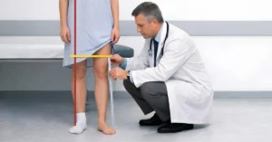 Doktorun bacak uzunluğu farkını ölçtüğü ortopedik muayene